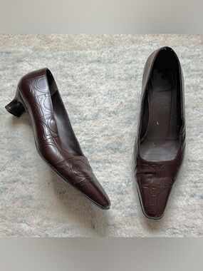 Vintage Embossed Logo Salvatore Ferragamo Brown Leather Kitten Heel 8.5